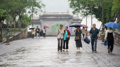 四川省宜宾市旅游度假区李庄古镇的小雨天