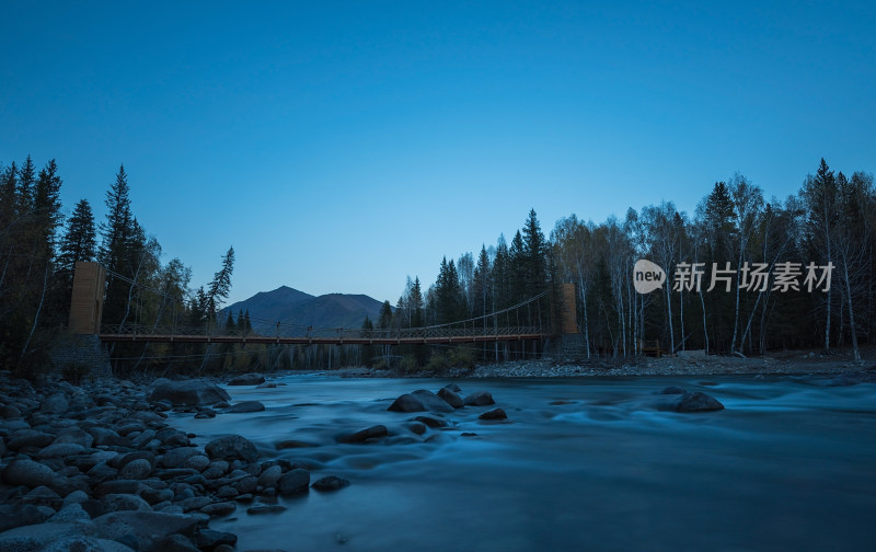 傍晚蓝调时分的新疆禾木河风景
