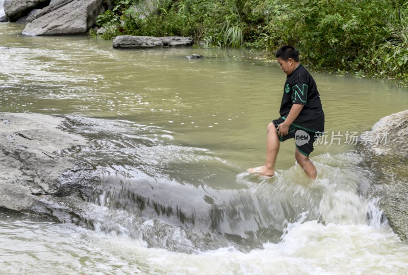 重庆酉阳：干涸的溪沟涨水了