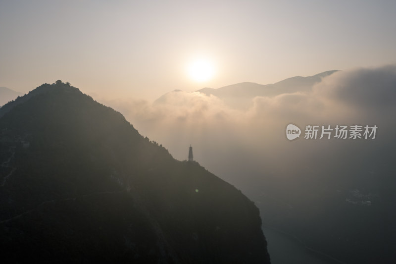 清晨山峦间的瞭望塔