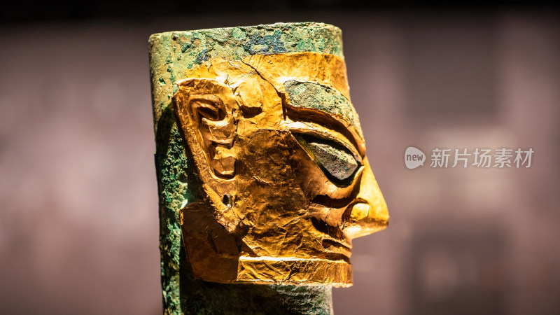 四川三星堆博物馆商戴金面罩青铜人头像
