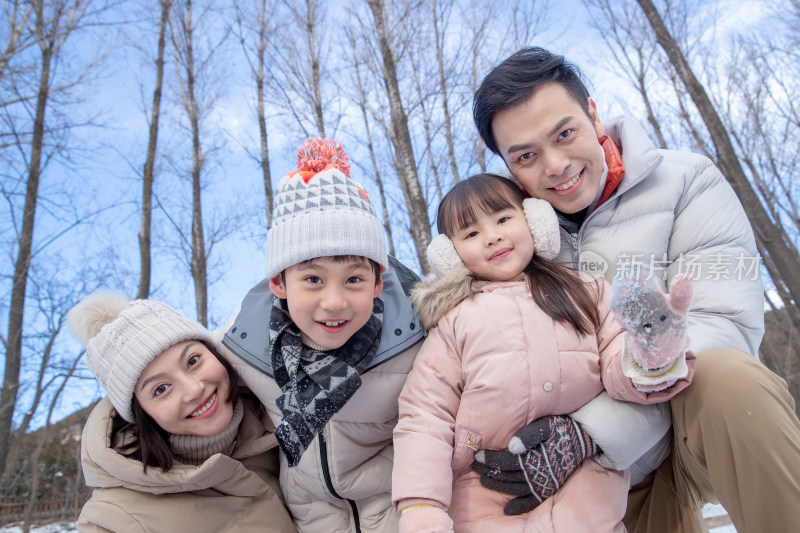 快乐家庭在雪地里玩耍