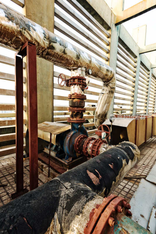 老旧生锈工业管道与泵阀设备