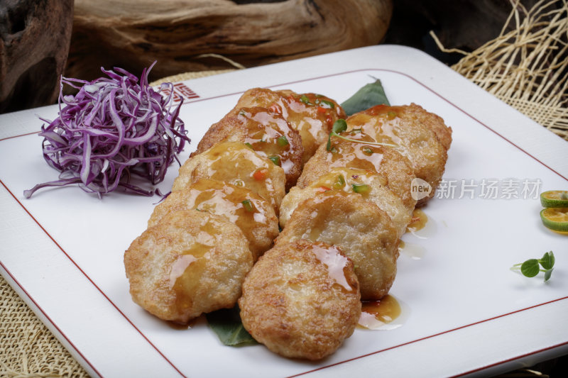 香煎虾肉马蹄饼摆放在麻布垫子上