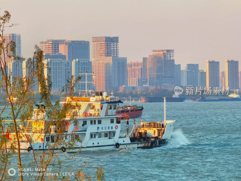 江面上船只行驶的城市高楼背景景象