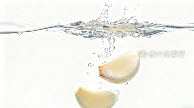 蒜瓣入水溅起水花画面