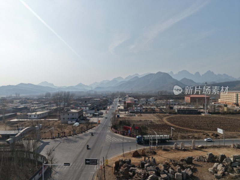 乡镇道路及远山风景