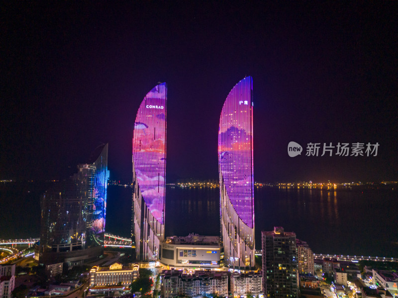 福建厦门双子塔夜景灯光航拍图