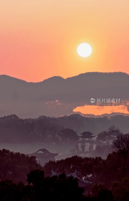 日出时西湖山水山林间的古建筑风景