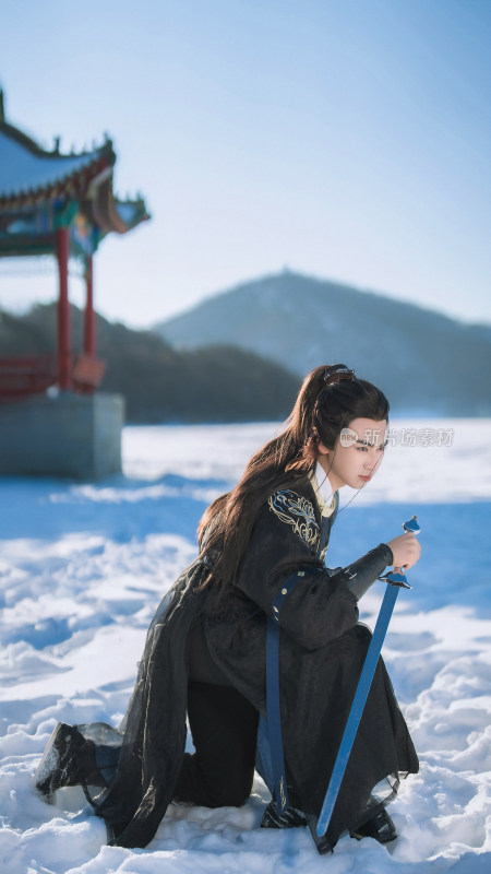 古装男子雪地持剑跪姿