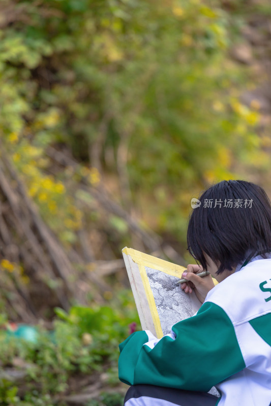 太行山峡谷写生的学生08