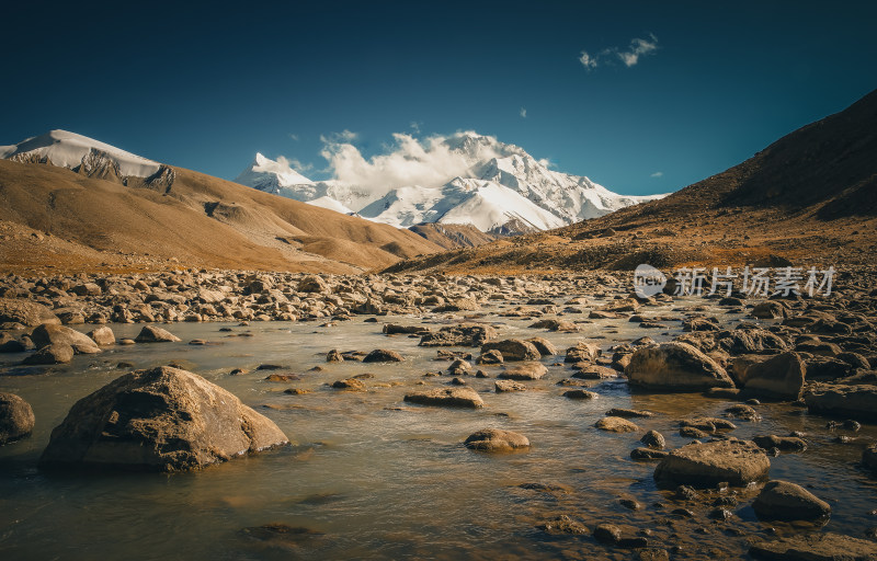 雪山下山水自然风景