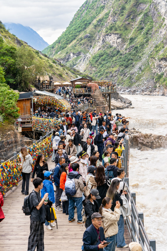 云南香格里拉虎跳峡景区及游客