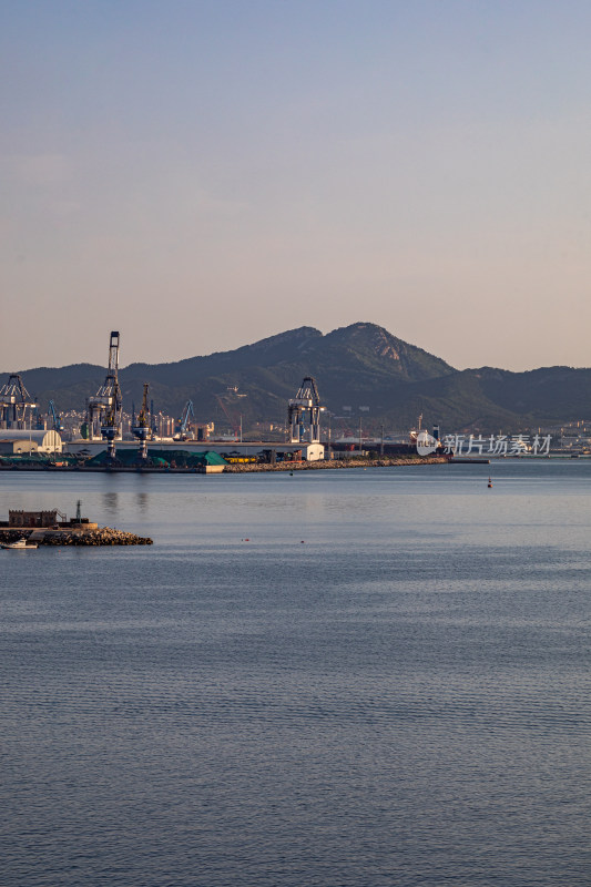 山东烟台山景区海滨风光码头建筑