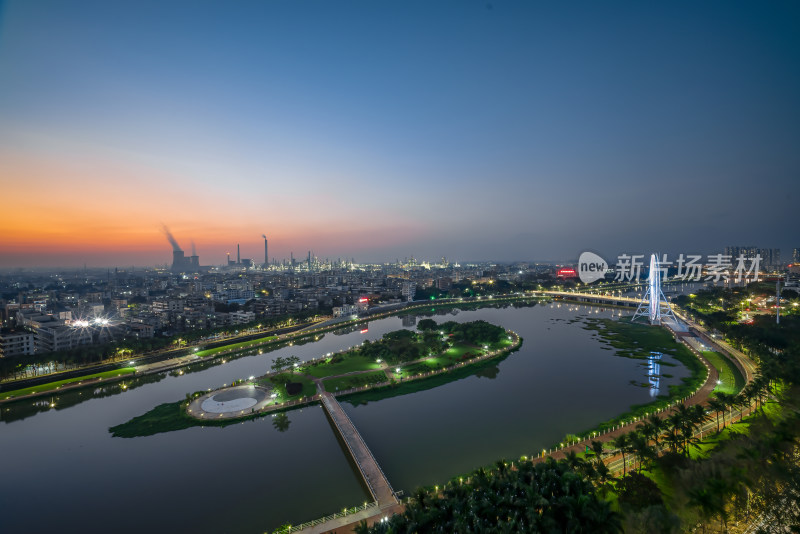 城市夜景下的河流与两岸灯火建筑