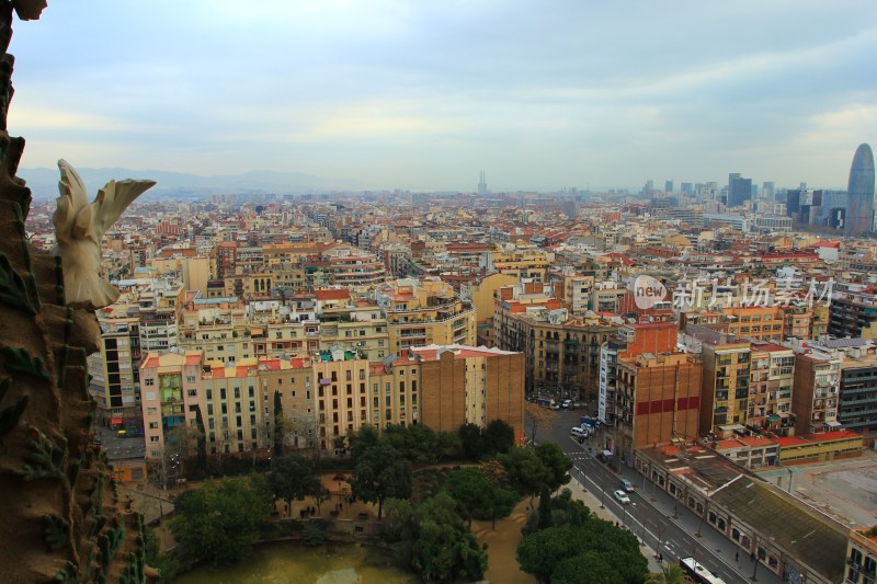 在西班牙古埃尔公园俯瞰巴塞罗那城市风光