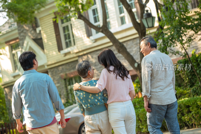 幸福家庭在小区内散步的背影