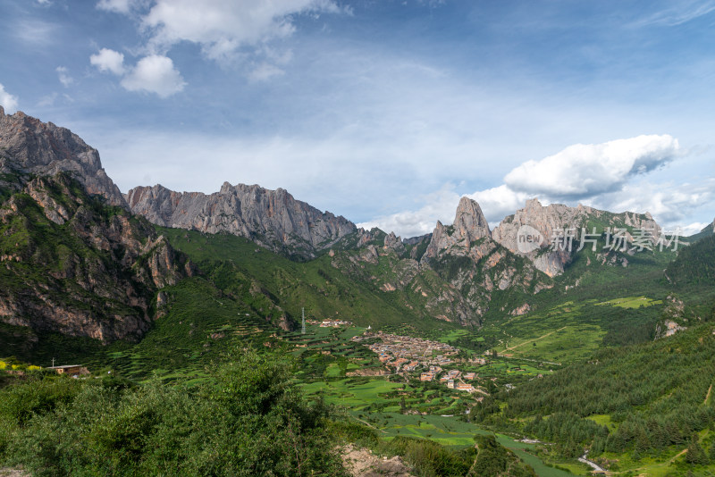 蓝天白云山峰