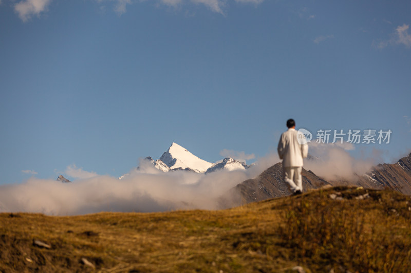 蓝天白云山峰云雾太极拳