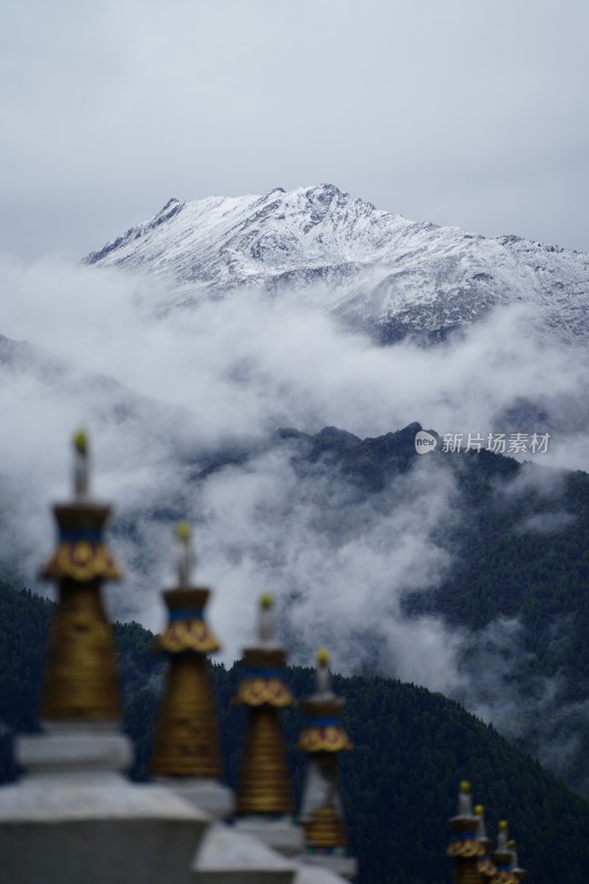 四川阿坝藏族羌族自治州四姑娘雪山风貌