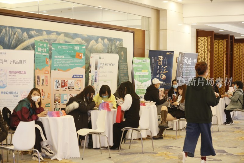 室内展会场景人群活动画面