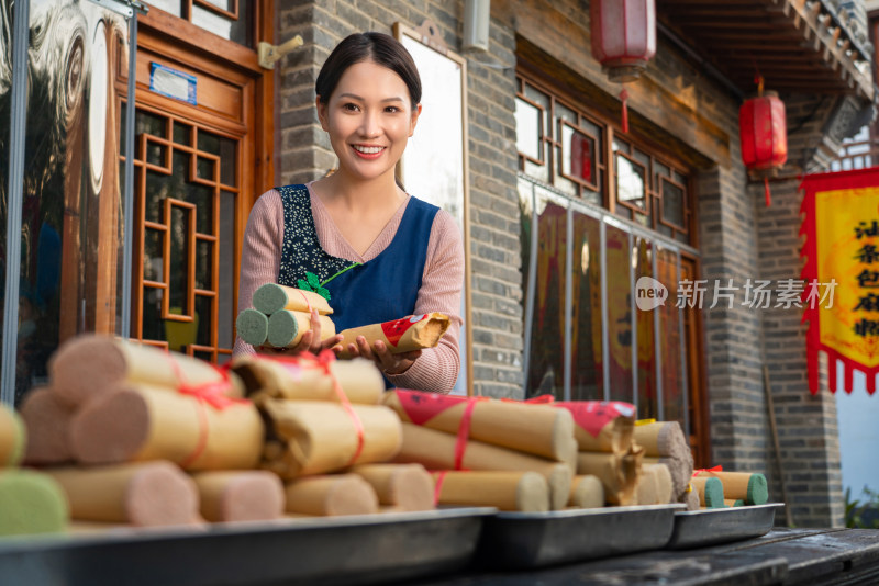 热情的服务员推销挂面