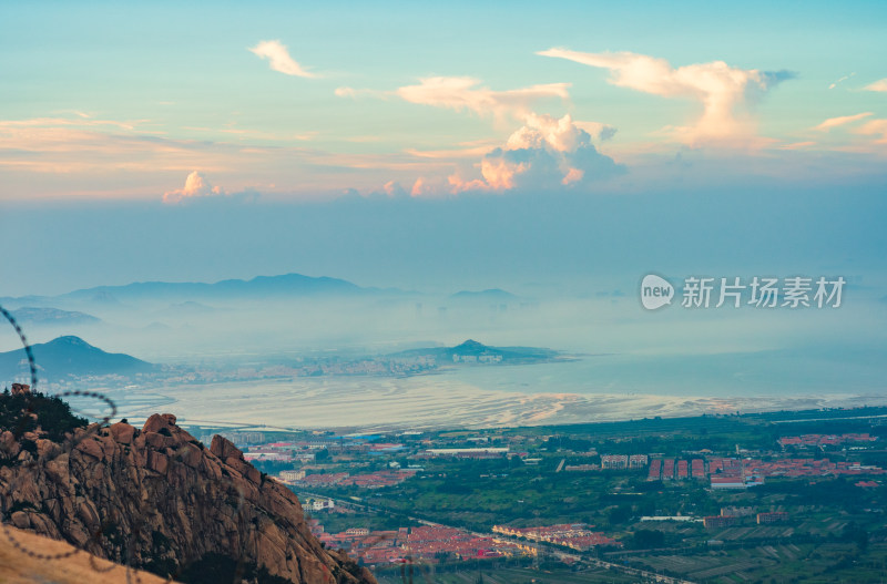 登山远望远处的山峰和云霞