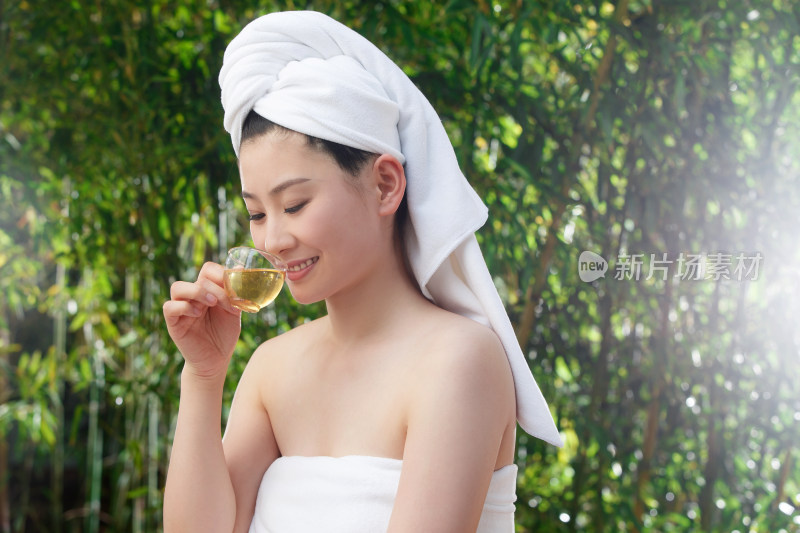 年轻女人在户外做SPA