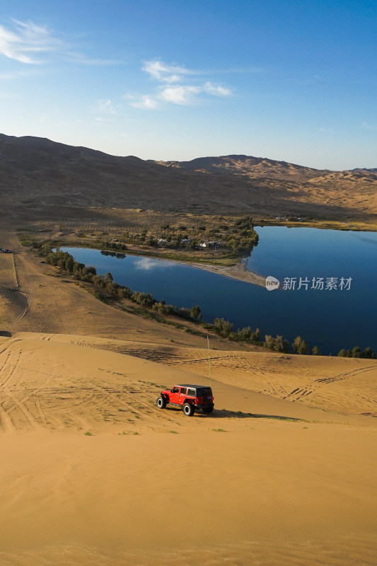 内蒙古巴丹吉林沙漠，心形湖和驰骋的越野车