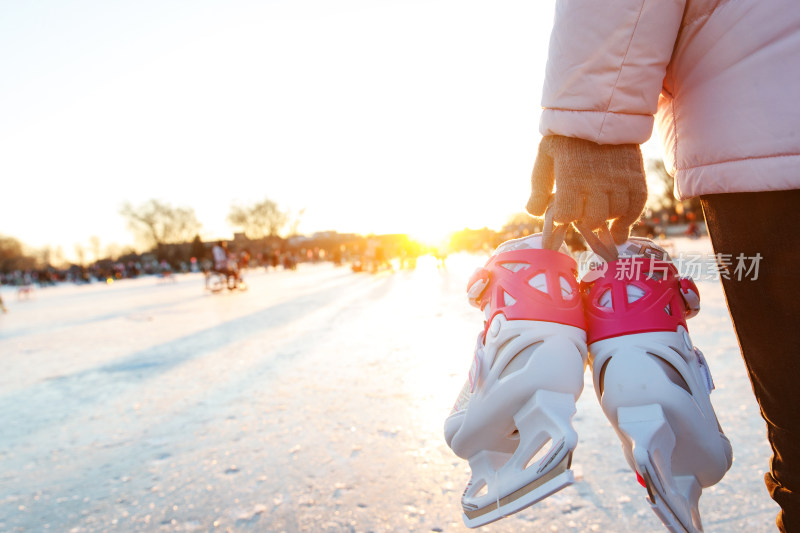 青年女人拿着溜冰鞋
