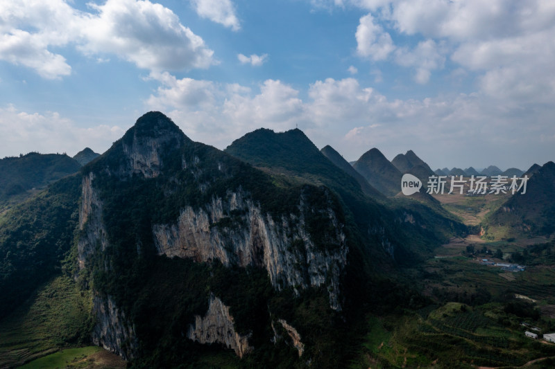 山脉 山峰 山峦 云雾缭绕的山峰