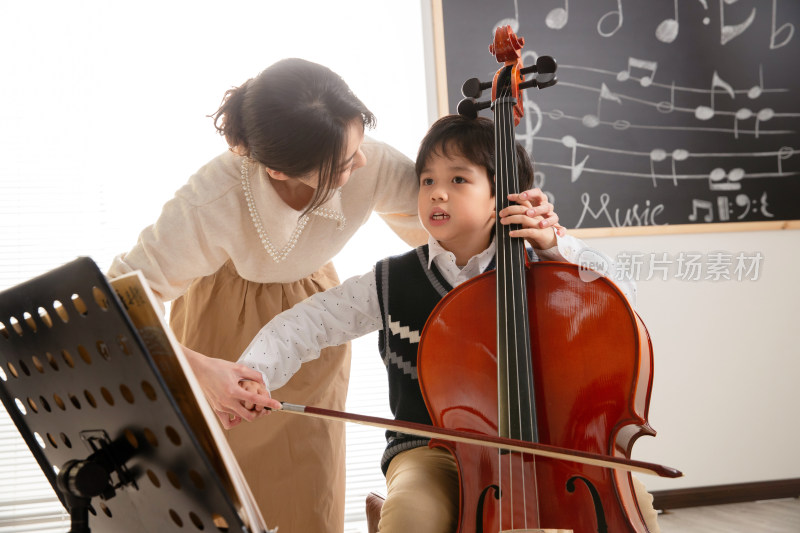 年轻女人指导学生学习大提琴