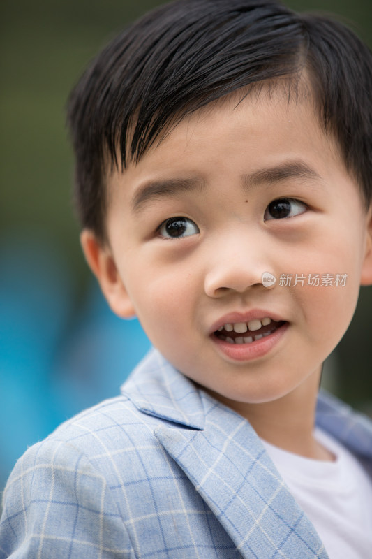 穿蓝色西装的中国小男孩