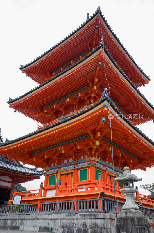 日本清水寺红色古塔建筑特写