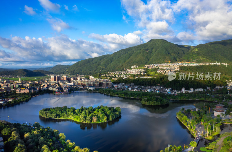 依山傍水的城镇全景