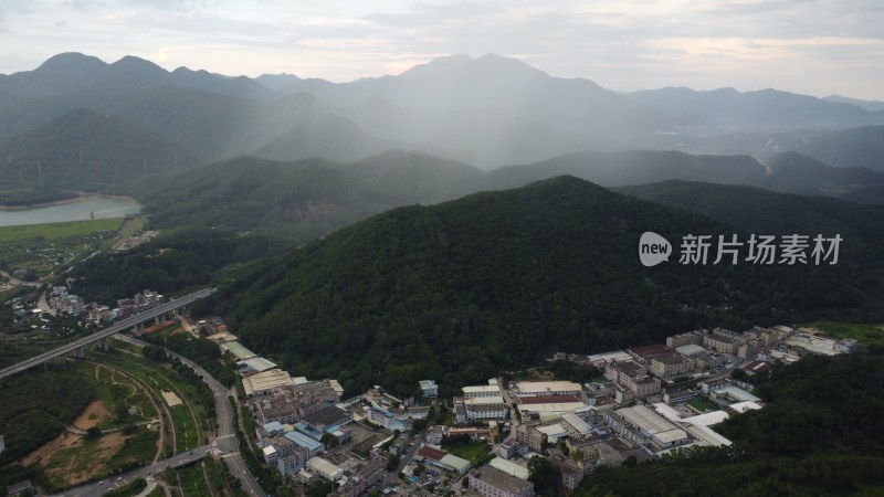 广东东莞：山峰之间出现骤雨