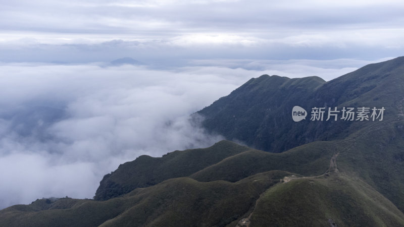 武功山云雾缭绕的山间壮观云海自然景观