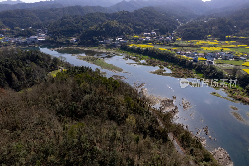 山川丘陵河流小村庄航拍图