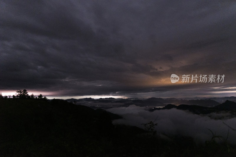 乌云笼罩的山林云海远景