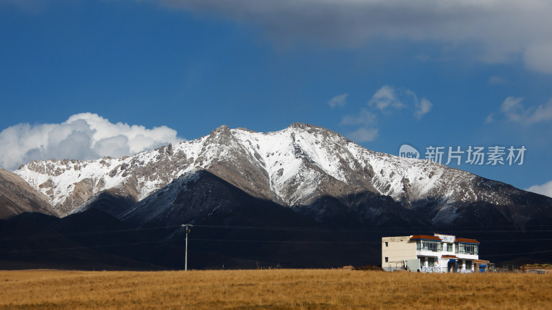 祁连山雪山下藏式民居