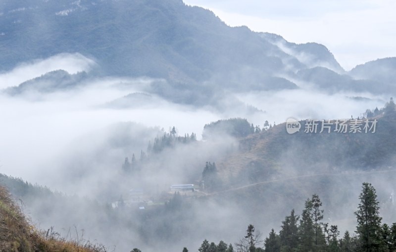 重庆酉阳：雾气中的山村田园