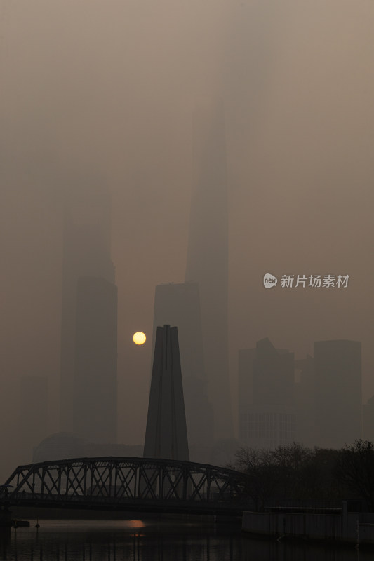 上海外滩外白渡桥陆家嘴城市雾色日出