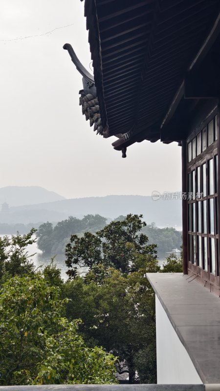 古建筑屋檐下的山水风景