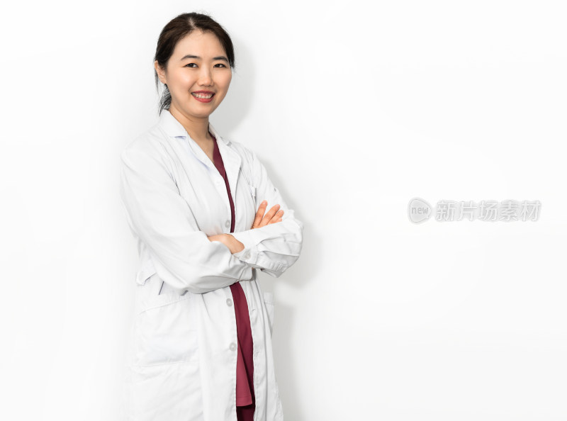 站在白色背景前的中国年轻女性医生