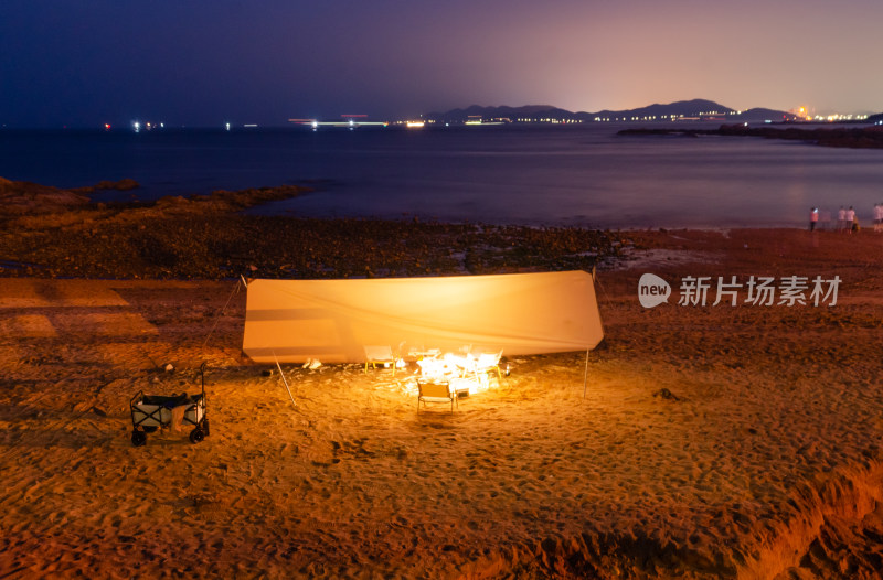 夜晚在青岛沙滩上露营的帐篷