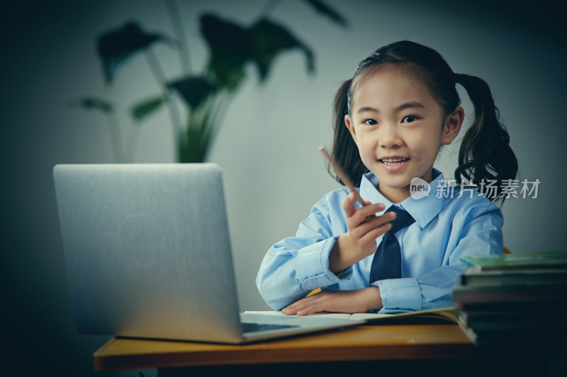 小学女生在线上网课