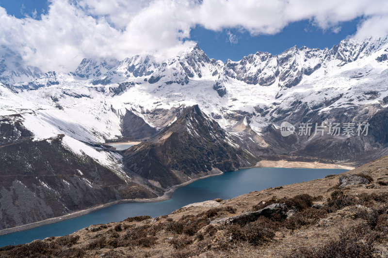 西藏山南洛扎秘境库拉岗日雪山湖泊壮丽景色