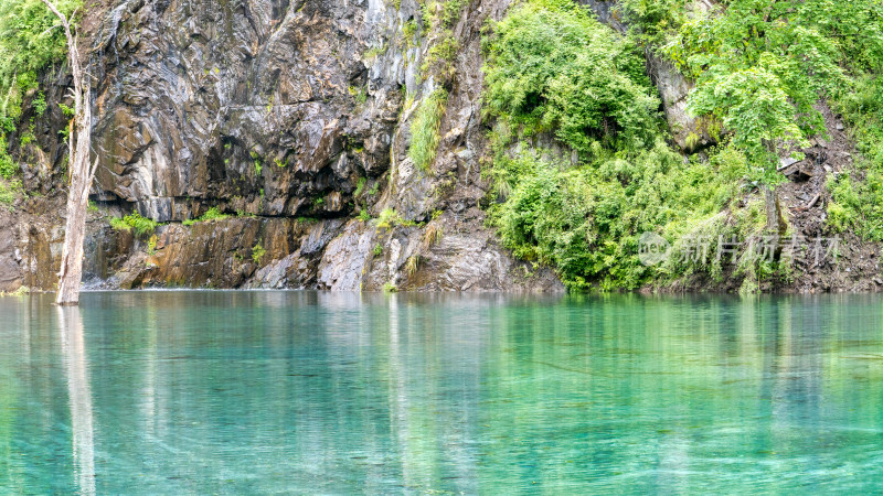 四川阿坝理县毕棚沟景区的清澈湖水