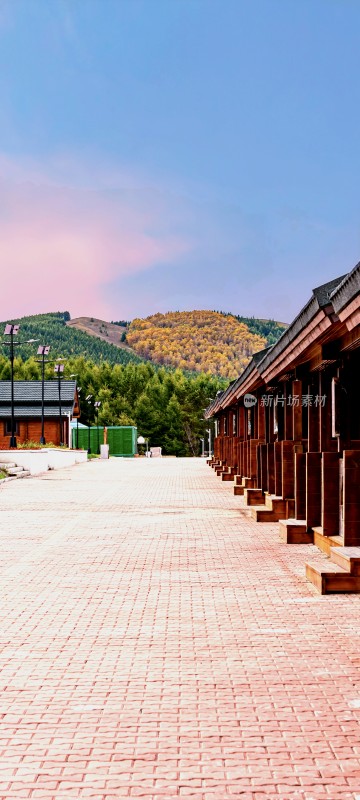 户外长廊与秋日山林风景