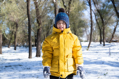 快乐的小男孩在雪地里玩耍